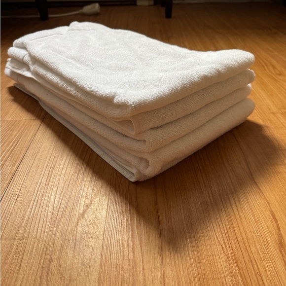5 Utopia White Bath Towels - Picture 3 of 6